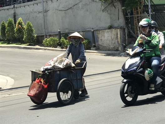 Nguoi Sai Gon vat va muu sinh duoi cai nang 40 do