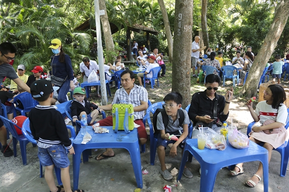 Nguoi dan chen chan vui choi o Thao Cam Vien ngay nghi le