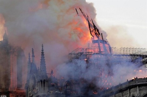 Tổng thống Pháp: 'Cháy Nhà thờ Đức Bà Paris là nỗi đau của cả dân tộc'