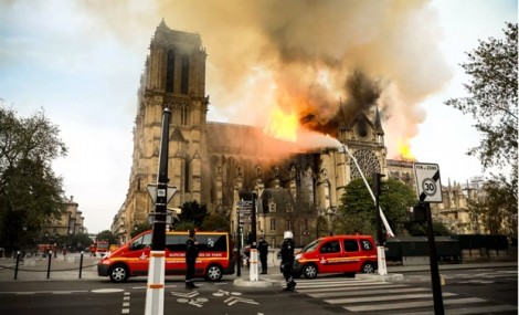 Người dân thế giới đau xót khi một phần Nhà thờ Đức Bà Paris sụp đổ vì hỏa hoạn