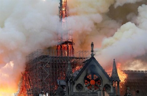 Một tỷ phú ủng hộ 100 triệu Euro khôi phục Nhà thờ Đức Bà Paris