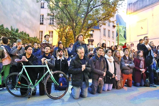 Thu Paris - Lang ngam Nha tho Duc Ba Paris trong chieu tan cua Quasimodo