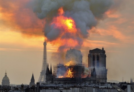 Ngọn lửa thiêu Nhà thờ Đức Bà Paris thổi bùng lên thuyết âm mưu bài Hồi giáo
