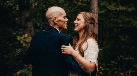 Cô dâu bỏ buổi chụp ảnh đính hôn để thực hiện bộ ảnh gia đình cùng cha