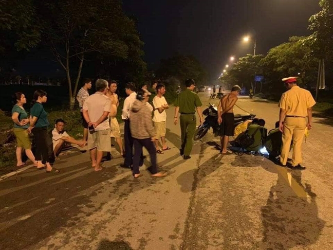 Nghi van o to gay tai nan keo le chau be duoi long duong roi bo chay