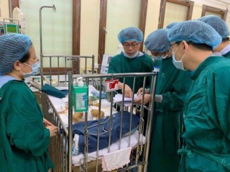 Ghép gan cứu sống bệnh nhi nhỏ tuổi nhất Việt Nam chỉ nặng 6,7 kg