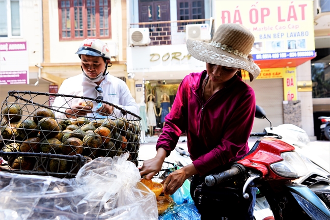 Nuoc hoa qua via he 'chay hang' trong nhung ngay Ha Noi nang nong