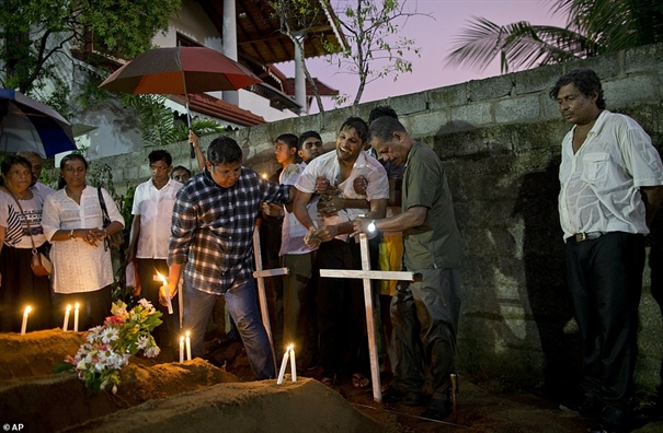 Loi tu biet cua nguoi cha gui den vo va hai con thiet mang trong vu danh bom o Sri Lanka