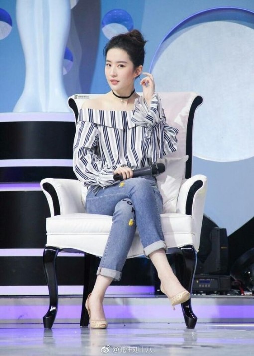Bí quyết mặc đẹp cho nàng dáng tròn từ Lưu Diệc Phi