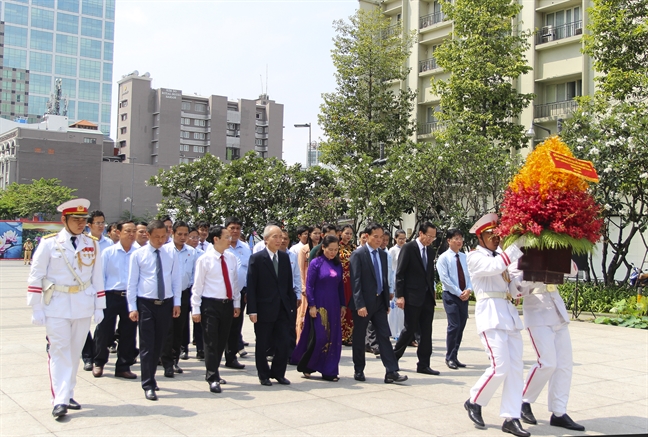 Lanh dao dang huong tuong niem Chu tich Ho Chi Minh va cac anh hung liet si