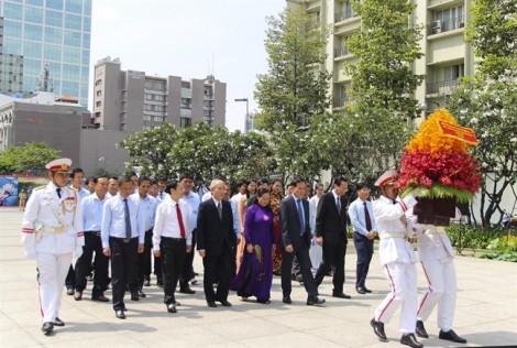 Lãnh đạo dâng hương tưởng niệm Chủ tịch Hồ Chí Minh và các anh hùng liệt sĩ