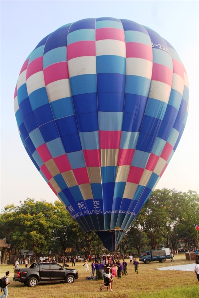 Ngam song Huong, chua Thien Mu... tren khinh khi cau