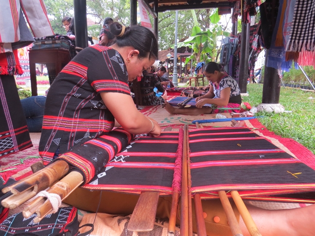 Nghe nhan det tho cam trinh dien ky thuat dieu luyen quang ba lang nghe