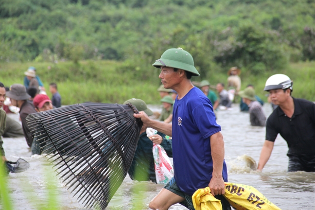 Ngan nguoi mang nom ua xuong dam bat ca sau tieng hu lon