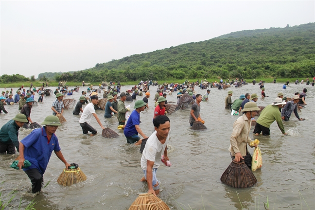 Ngan nguoi mang nom ua xuong dam bat ca sau tieng hu lon