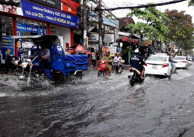 Moi mua giai nhiet, duong pho Sai Gon da ngap menh mong