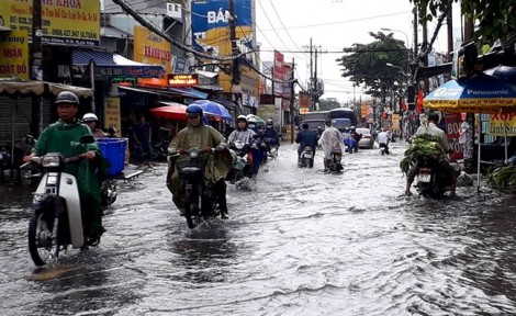 Mới mưa giải nhiệt, đường phố Sài Gòn đã ngập mênh mông