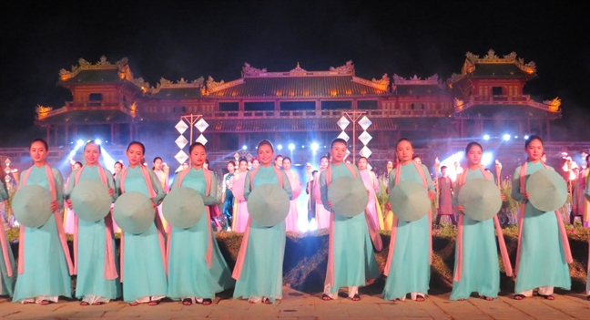 Ao dai toa sang mien di san