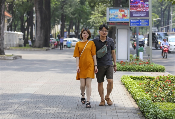 Du khach dao buoc vui choi o trung tam Sai Gon ngay nghi le