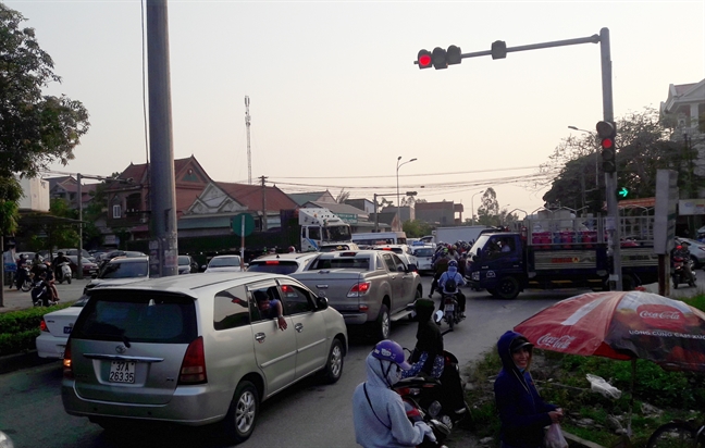 Hang van nguoi keo ve bien Cua Lo khien cac nga duong tac nghen