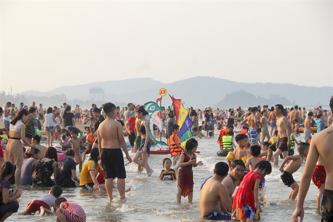 Hang van nguoi keo ve bien Cua Lo khien cac nga duong tac nghen