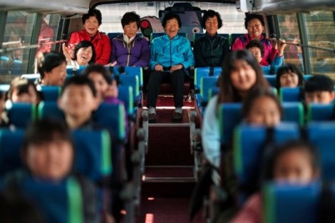 Hàn Quốc: Thiếu vắng trẻ em, các bà đến trường tiểu học cùng cháu ở tuổi thất thập
