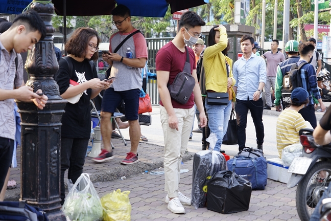 TP.HCM - Ha Noi: Ket cung cac cua ngo, nguoi lon tre nho vat vo cho vao thanh pho