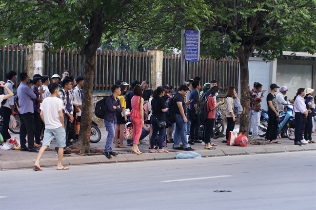 TP.HCM - Ha Noi: Ket cung cac cua ngo, nguoi lon tre nho vat vo cho vao thanh pho