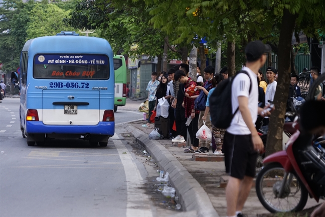 TP.HCM - Ha Noi: Ket cung cac cua ngo, nguoi lon tre nho vat vo cho vao thanh pho