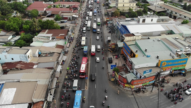 TP.HCM - Ha Noi: Ket cung cac cua ngo, nguoi lon tre nho vat vo cho vao thanh pho