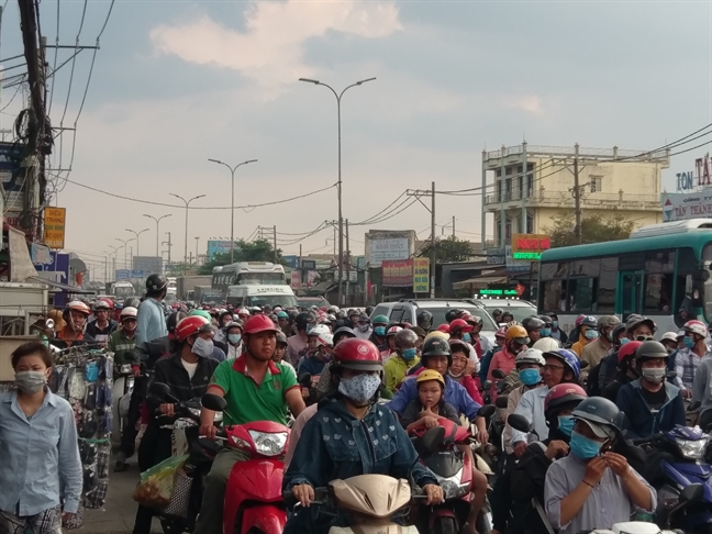 TP.HCM - Ha Noi: Ket cung cac cua ngo, nguoi lon tre nho vat vo cho vao thanh pho