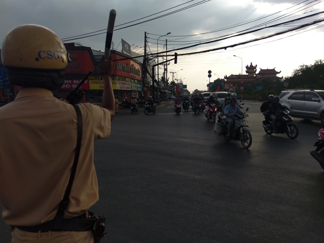 TP.HCM - Ha Noi: Ket cung cac cua ngo, nguoi lon tre nho vat vo cho vao thanh pho