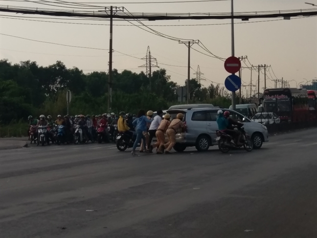 TP.HCM - Ha Noi: Ket cung cac cua ngo, nguoi lon tre nho vat vo cho vao thanh pho