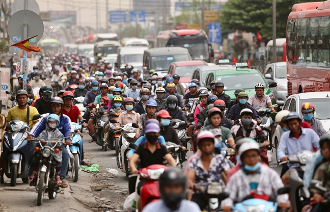 TP.HCM - Ha Noi: Ket cung cac cua ngo, nguoi lon tre nho vat vo cho vao thanh pho