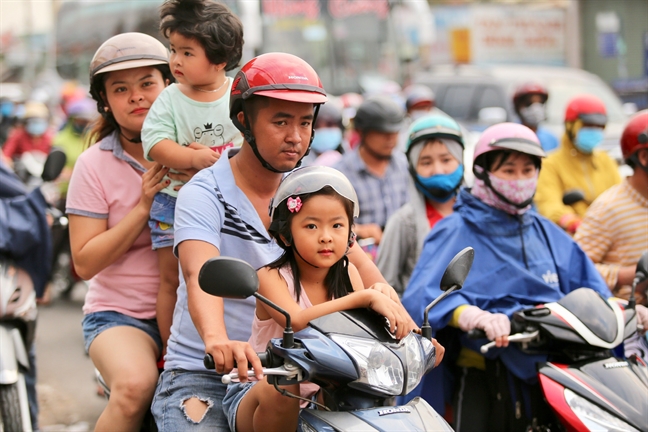 TP.HCM - Ha Noi: Ket cung cac cua ngo, nguoi lon tre nho vat vo cho vao thanh pho