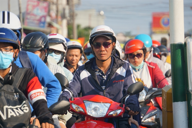 TP.HCM - Ha Noi: Ket cung cac cua ngo, nguoi lon tre nho vat vo cho vao thanh pho