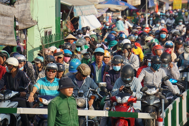 TP.HCM - Ha Noi: Ket cung cac cua ngo, nguoi lon tre nho vat vo cho vao thanh pho