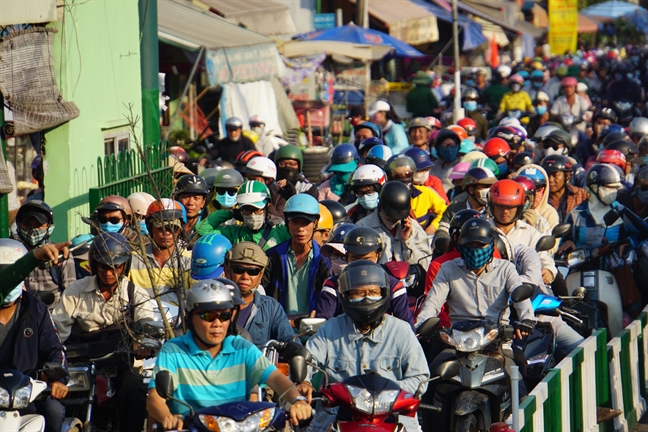 TP.HCM - Ha Noi: Ket cung cac cua ngo, nguoi lon tre nho vat vo cho vao thanh pho