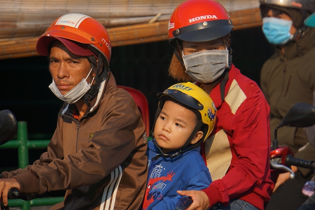 TP.HCM - Ha Noi: Ket cung cac cua ngo, nguoi lon tre nho vat vo cho vao thanh pho