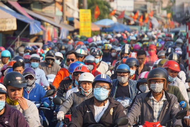 TP.HCM - Ha Noi: Ket cung cac cua ngo, nguoi lon tre nho vat vo cho vao thanh pho