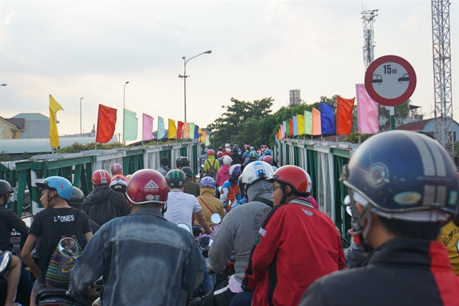 TP.HCM - Ha Noi: Ket cung cac cua ngo, nguoi lon tre nho vat vo cho vao thanh pho