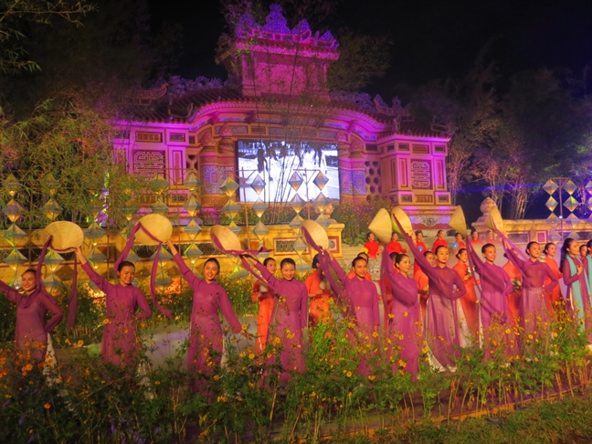Dieu Hue tung bay tren san khau be mac Festival Nghe truyen thong