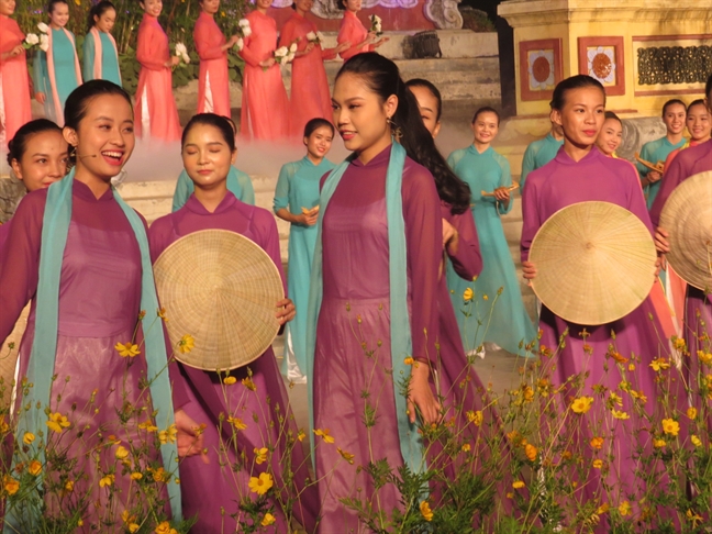 Dieu Hue tung bay tren san khau be mac Festival Nghe truyen thong