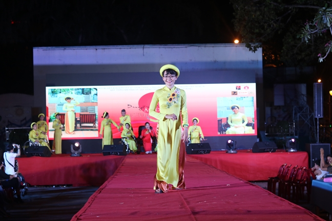 Nuoc mat va man catwalk tu nhung doi chan khuyet