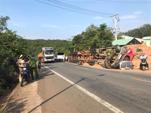 Binh Phuoc: Lat xe container cho phe lieu de chet 2 anh em ruot tai cho