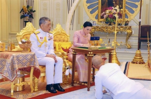 Vợ Quốc vương Thái Lan giản dị với phong cách thời trang nữ tướng