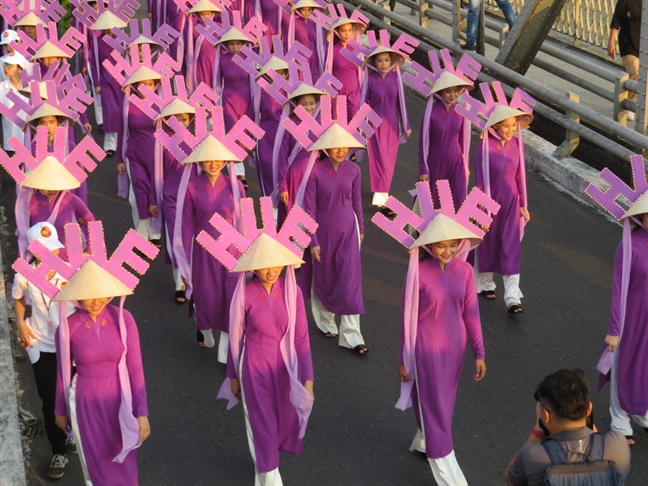 Phan hoi ve chuyen 'cam sung' tren non Hue: 'Do goc may lam hieu nham'