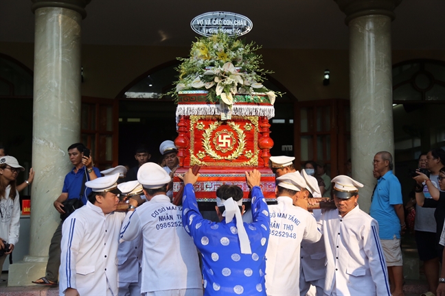 Dong nghiep dua tien nghe si Le Binh lan cuoi