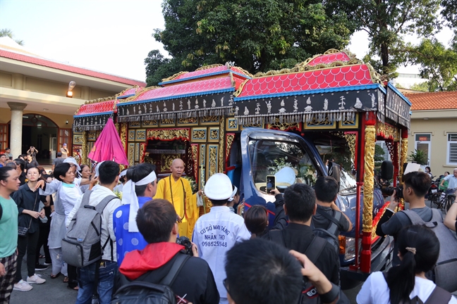 Dong nghiep dua tien nghe si Le Binh lan cuoi