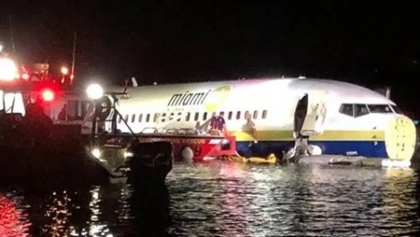 Máy bay chở 142 người lao xuống sông tại Florida